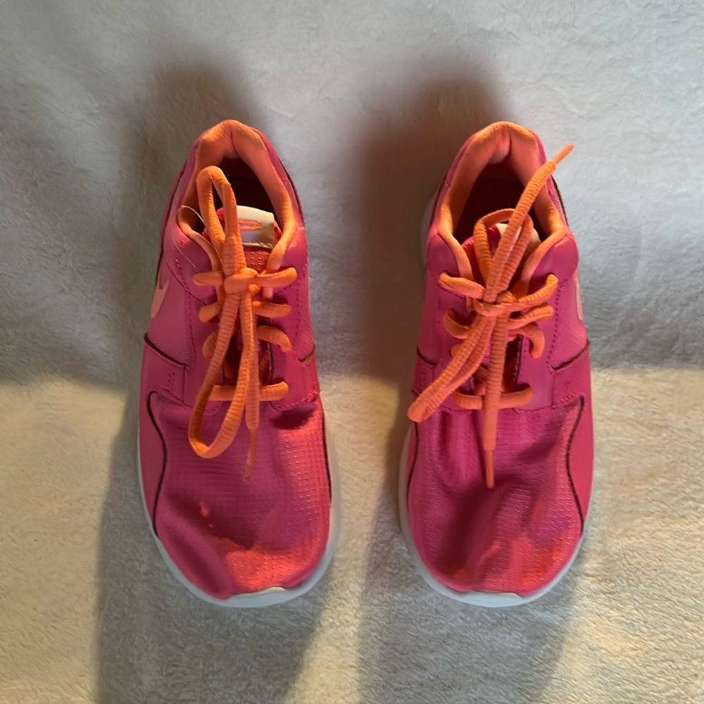 NWOT Nike sneakers for girls